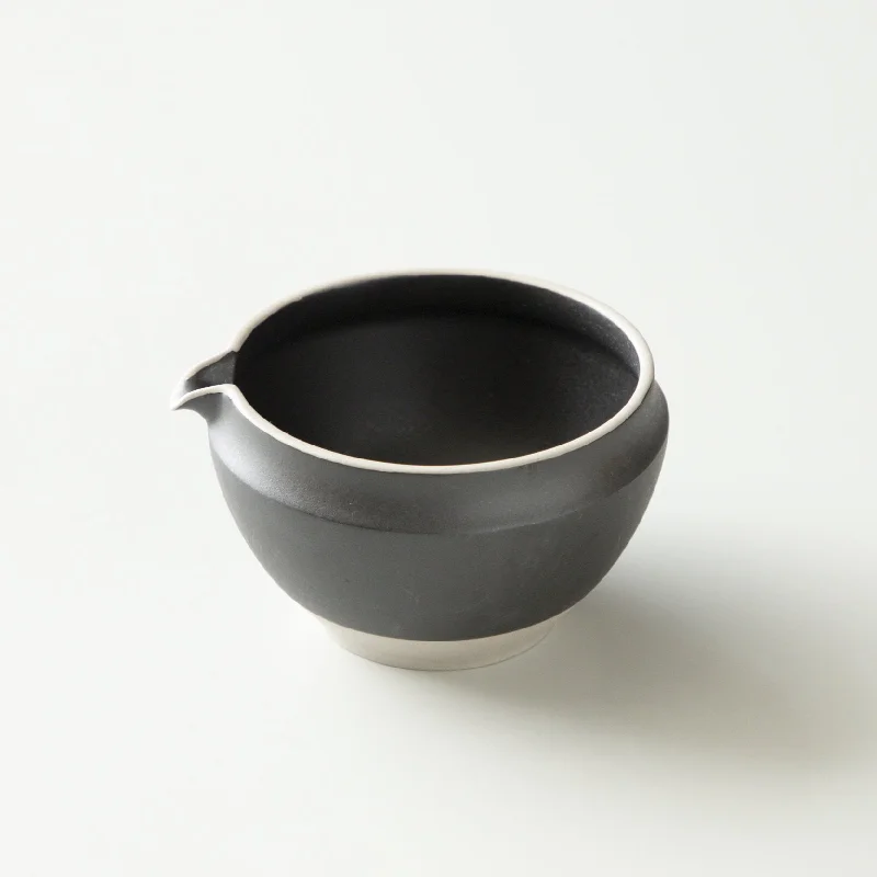 Origami Tea Akatsuki Black Minoyaki Porcelain Matcha Bowl with Pouring Lip　抹茶碗 暁月ブラック